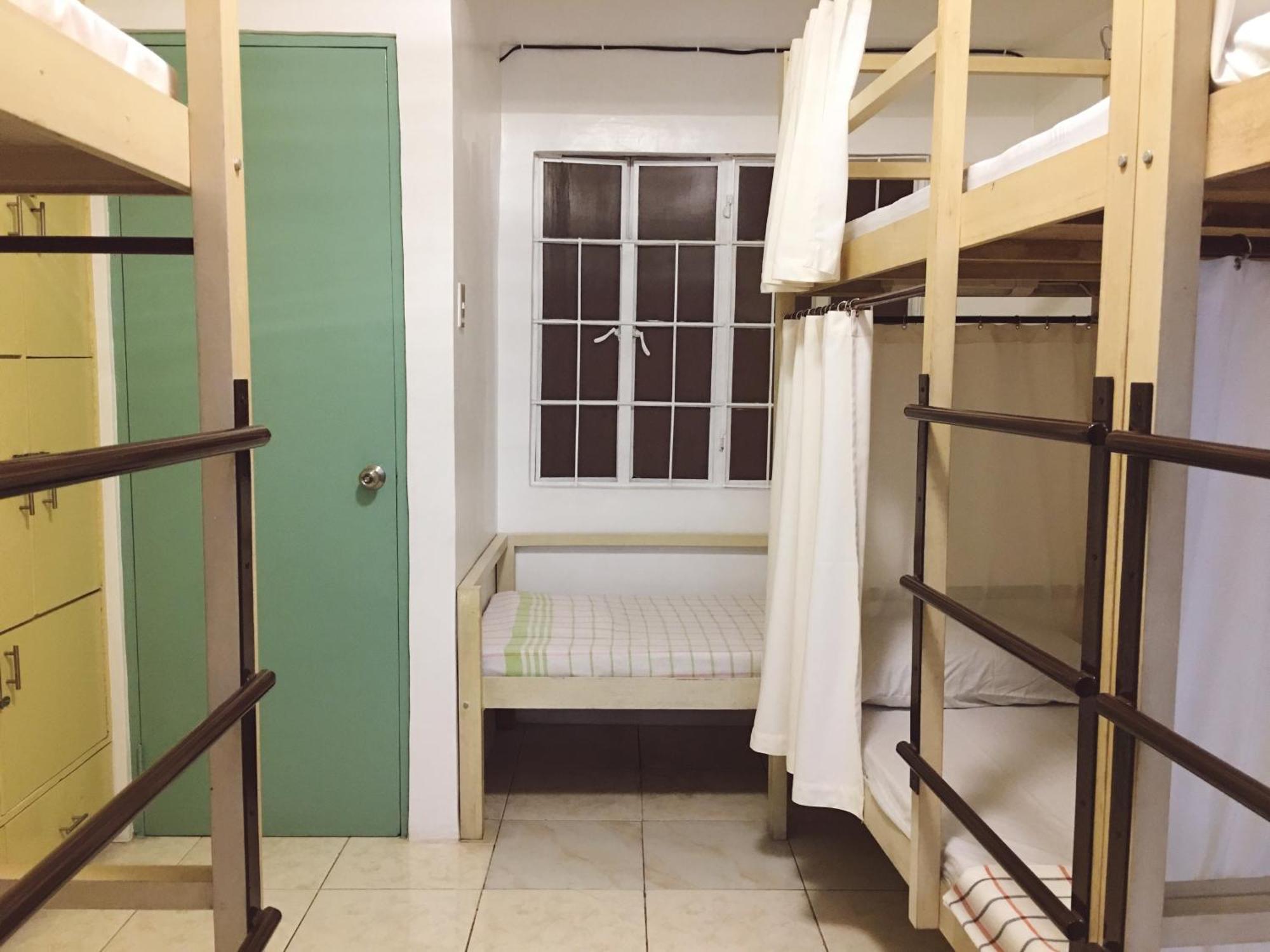 1 River Central Hostel Makati City Room photo