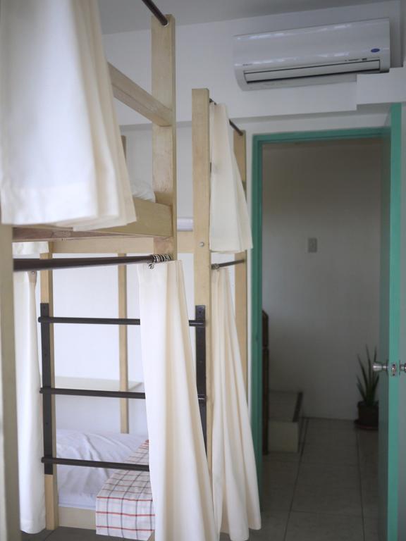 1 River Central Hostel Makati City Room photo