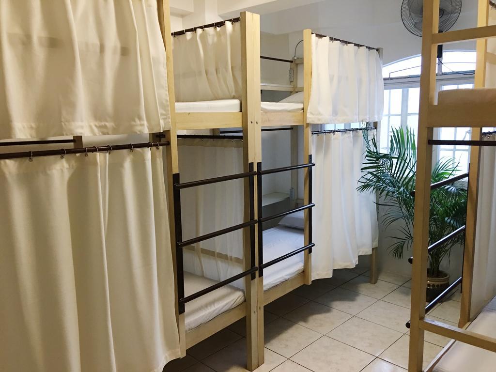 1 River Central Hostel Makati City Room photo